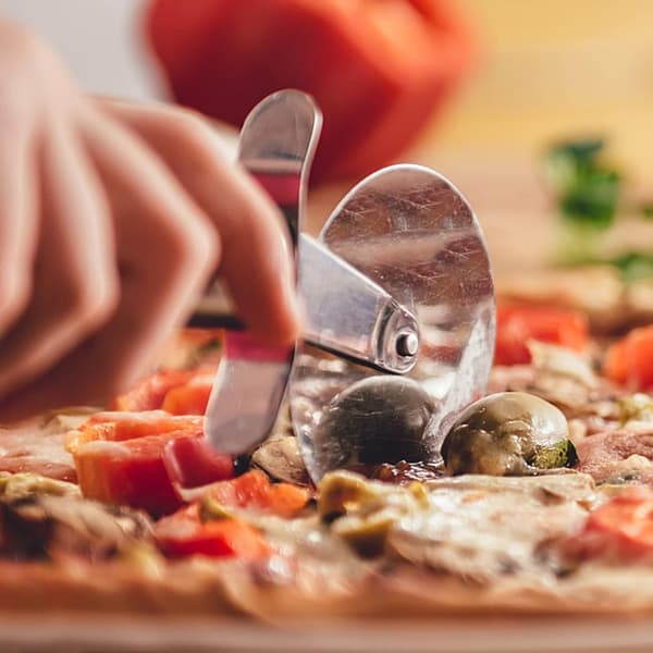 2-delt sett med pizzahjul og kakespade i rustfritt stål for baking