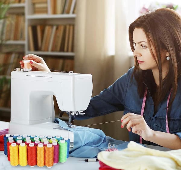 Set med 100 sytrådar i polyester, 274 meter per rulle, för maskin- och handsömnad