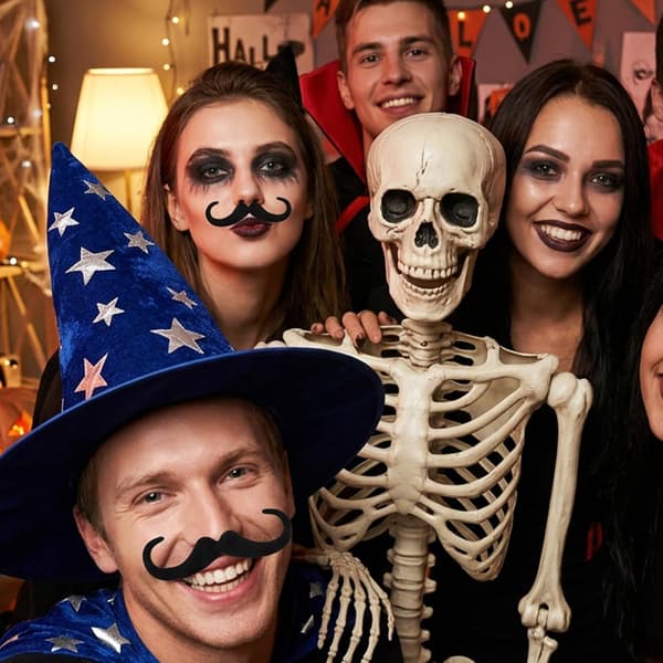 12 stk. sorte handlebar-overskæg med selvklæbende bagside til Halloween-kostumer