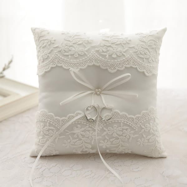 Beige bryllupspute for ringbærer med satengsløyfe og brodert blonder, 21 cm