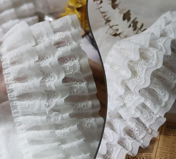 5 yards hvit chiffon rysjekant 6,5 cm bred 3-lags plissert bånd