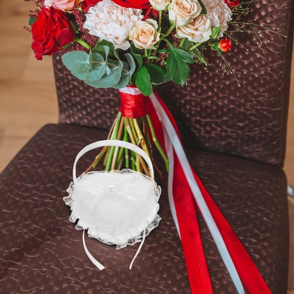 Hjerteformet gifteringpute med blonder og perledekor
