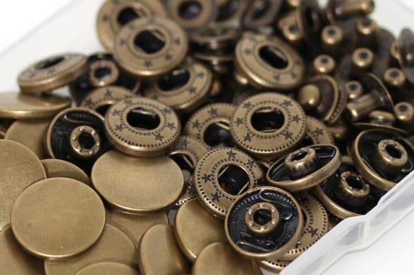 24 set med 17 mm tryckknappar i mässing med 4 verktyg för läderhantverk och väskor