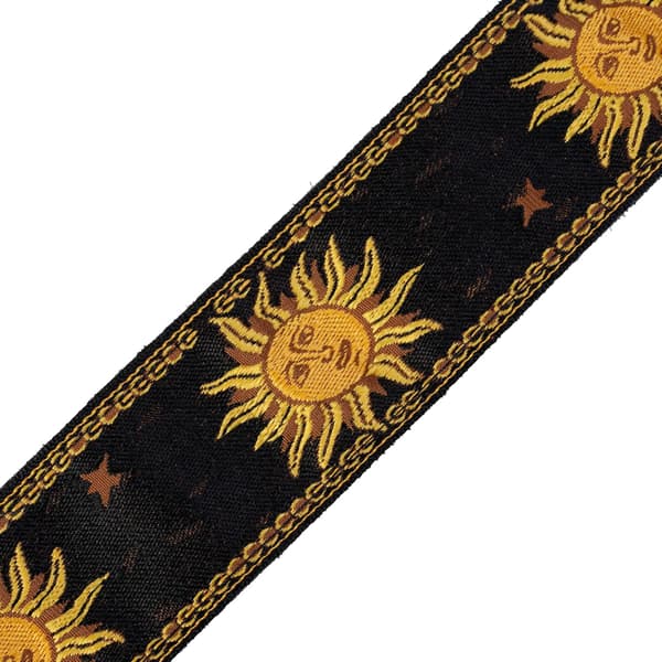 Vävt gitarrband, läderändar, solmotiv, justerbar längd på 145 cm