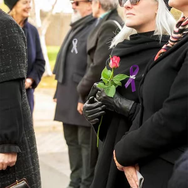 50 stk. lilla mindebånd med duer-nåle til mindedage