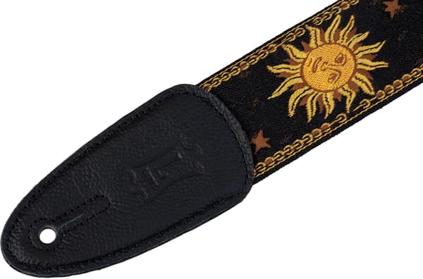 Vävt gitarrband, läderändar, solmotiv, justerbar längd på 145 cm