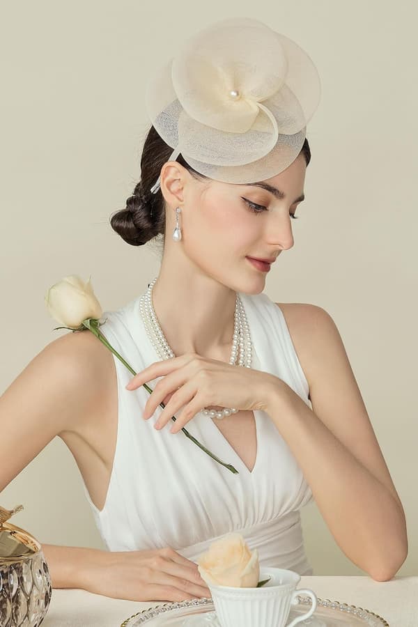 Hvit fascinator med nettingblomst for kvinner, hodeplagg til bryllup, hesteveddeløp og fest