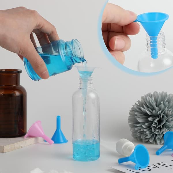 8-delars set med minitrattar i plast med smal pip för flaskor och parfym