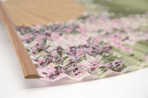 Sakura silke-sammenleggbar håndvifte med bambusramme og etui for kvinner