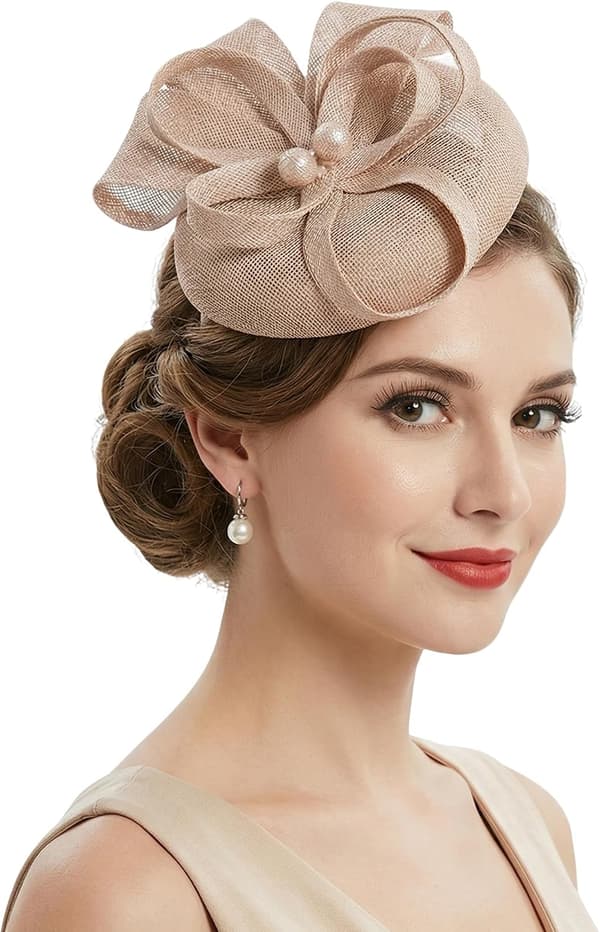 Beige fascinator-hatt for kvinner, hodeplagg med sløyfe og perler til bryllup og teselskap