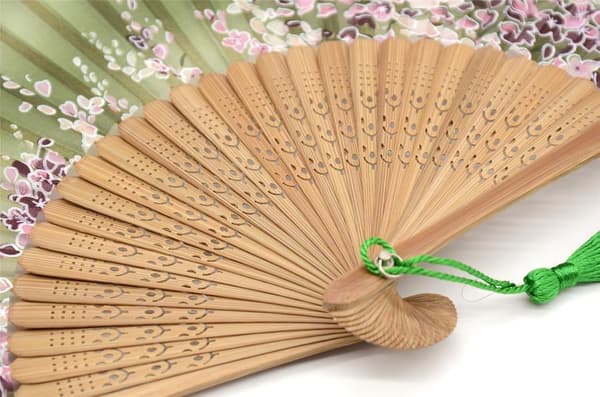 Sakura silke-sammenleggbar håndvifte med bambusramme og etui for kvinner