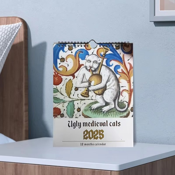 2025 Merkelig Middelalderkatt Kalender - QuirkyArt Feirer Katter cat