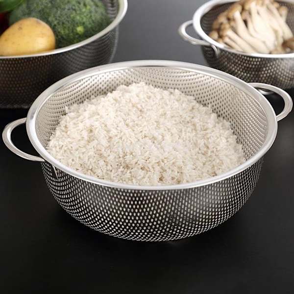 Risdræner i rustfrit stål med mini huller, giver dig mulighed for at filtrere spaghetti, ris, grøntsager og frugter - C 22,5 cm