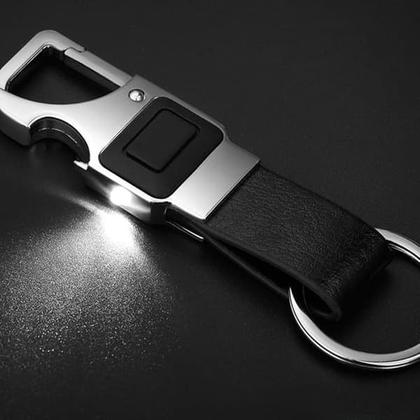Metallinen avaimenperä monitoimityökalulla, pullonavaaja