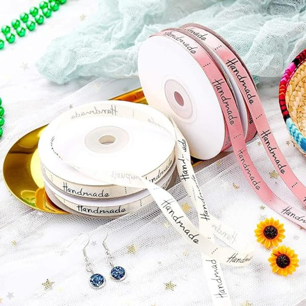 4 rullar dekorativa satinband, handtryckta polyesterband, används för presentförpackningar, rosa och beige, varje rulle är 22 m lång