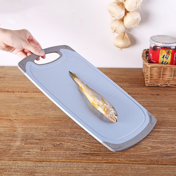 1 st blå skärbräda i hälsosamt material med juicefåra, kan användas till grönsaker, kött, fisk och bröd