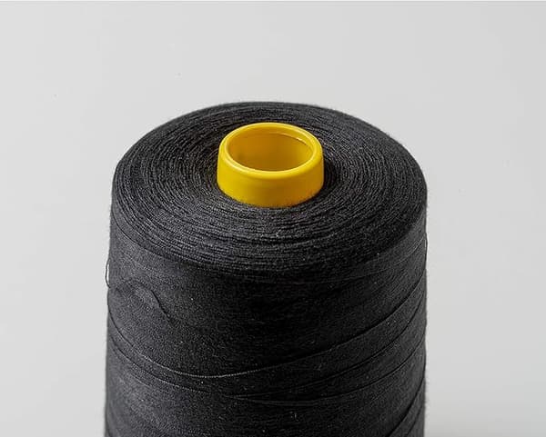 Sort sytråd til symaskine og overlocker - Stor spole (8000 yard) - Polyestertråd til syning - Sort farve