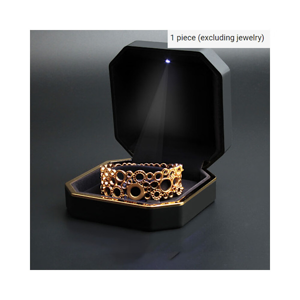 En (svart, ca 10*10*4.8cm) LED smyckeskrin med ljus, armbandskrin