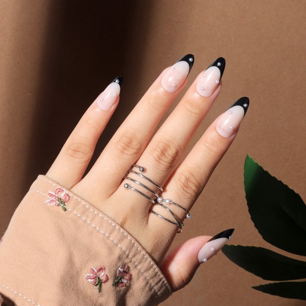Mandel falska naglar Söta svarta tryck på naglar tips Franska korta lösnaglar Pearl Full Cover Stick on Nails för kvinnor och flickor 24st