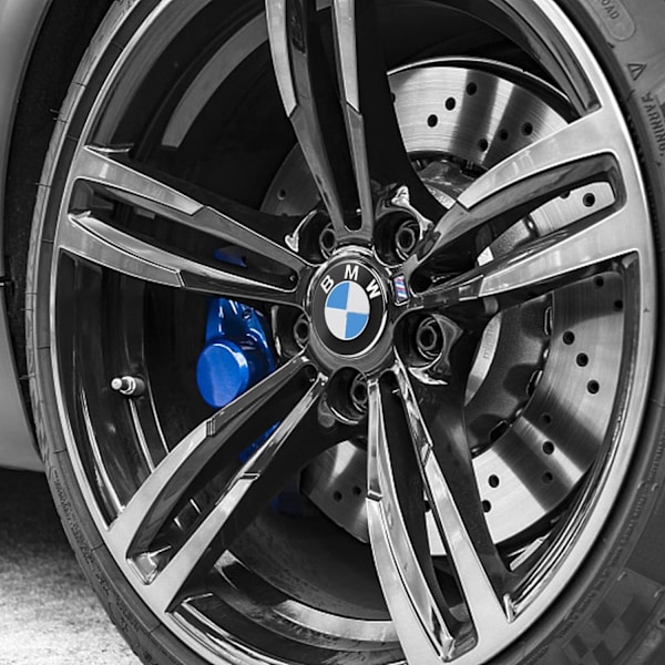 68 mm pyörän navan suojus, 4 kpl vanteen suojuksia, 68 mm pyörän keskiösuojukset autologolla, käytettyjen pyöränsuojien korvaus autotarvikkeille