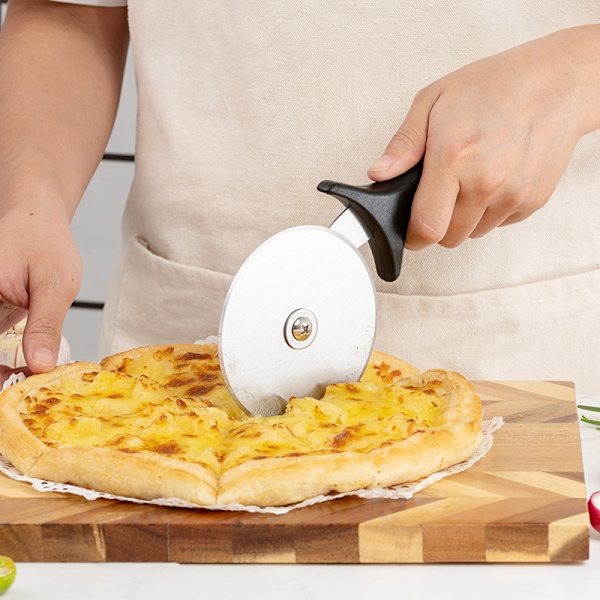 1 st svart pizzaskärare - Pizzaskärare med silikonhandtag och rostfritt stålblad med skyddande lock | Svart