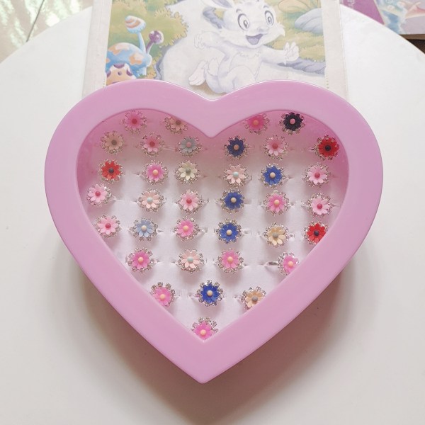 36 st (Little Daisy) Justerbara ringar för liten flicka i kartong, smyckesringar för barn, med hjärtformade case, låtsaslek och klänning