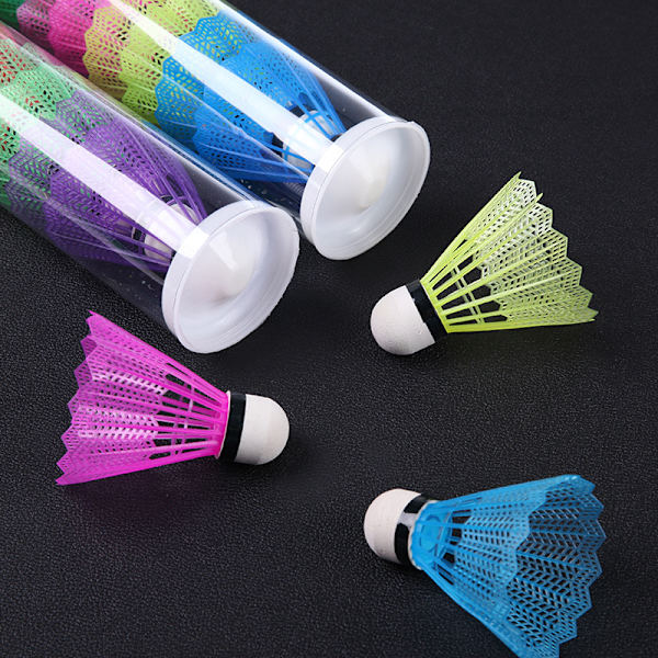 Hink med 12 badmintonbollar i nylon och färgad plast för träning