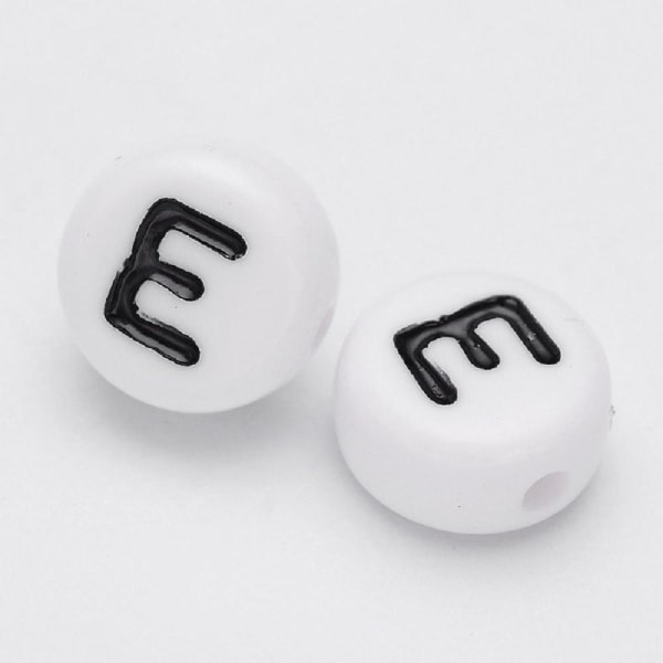 100 st Vita bokstavspärlor "E" i akryl med svart text