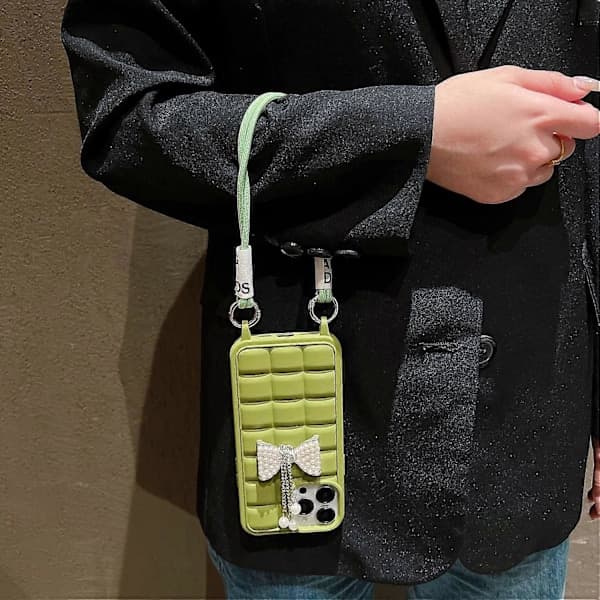 Etui til iPhone 15 Pro Max med håndledsrem, TPU telefonetui, sødt 3D gitter sløjfevedhæng