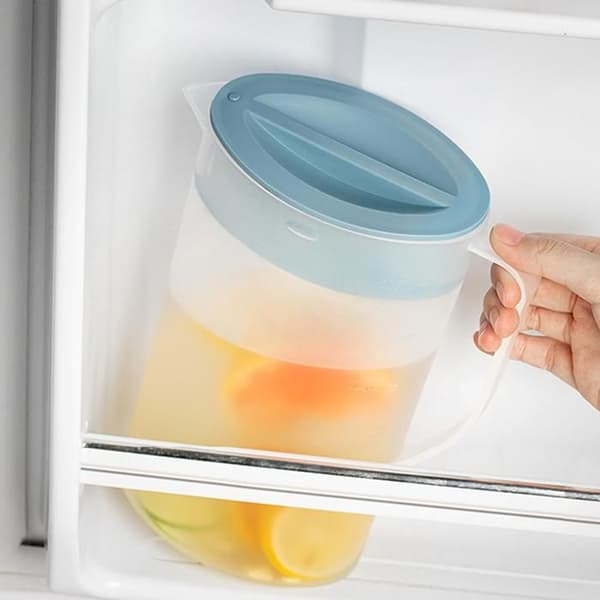 Kanne laget av solid og uknuselig plast med lokk, BPA-fri