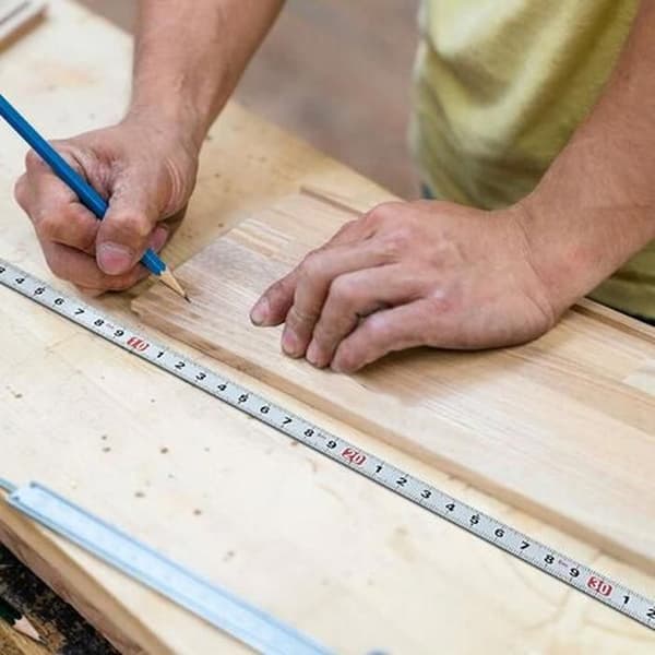 Tillverkad av självhäftande kolstålmåttband – 100 cm långt – brytbart.