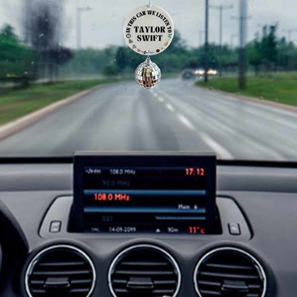 TÄSSÄ AUTOSSA KUUNNELLAAN TAYLOR SWIFTIA  Disco-pallo riipus