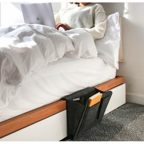Sengetaske, Tæppe Seng Caddy Organizer til Hængende Sengeskabstaske Sofa Seng Tykt Tæppe med Kabelhul Ikke-Skridsikker til Bog, Magasiner, iPad