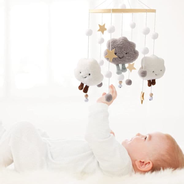 Baby med filtbolde Skyer Stjerner Baby Træuro B
