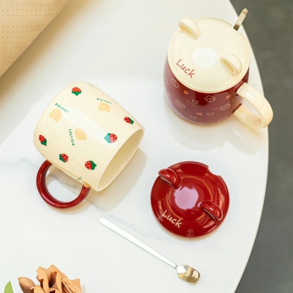 Creative Strawberry Bear Contrast Keramikkkrus Hjemmekontor med lokk Søt bjørn kaffekopp-En søt bjørn som holder jordbær-D