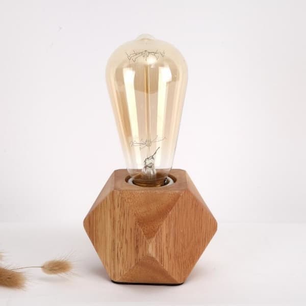 Liten bordlampe, nattlys, med diamantformet trebase