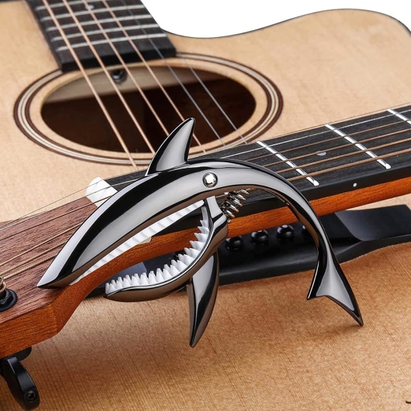 Shark Capo akustiselle kitaralle, sinkkiseoksesta valmistettu kitarakapseli 4-, 6- ja 12-kielisille soittimille - musta