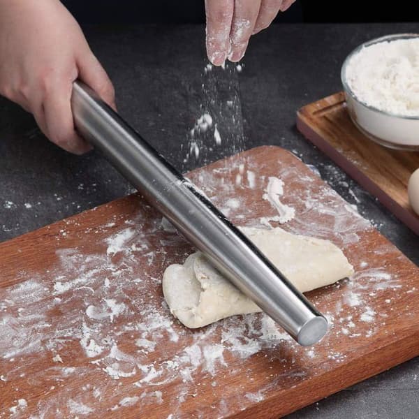 Kagerulle i rustfrit stål, perfekt til bagning af pizzaer og kiks, en ideel gave til konditorer.