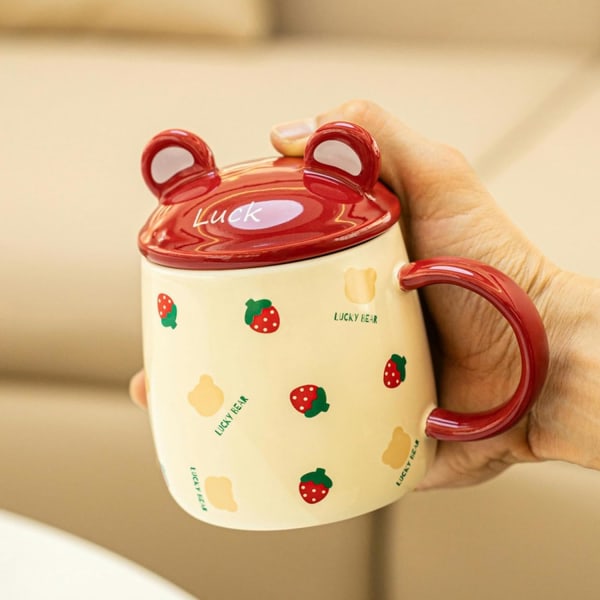 Creative Strawberry Bear Contrast Keramisk Mugg Hemmakontor med lock Söt Björn kaffekopp-En söt björn som håller jordgubbar