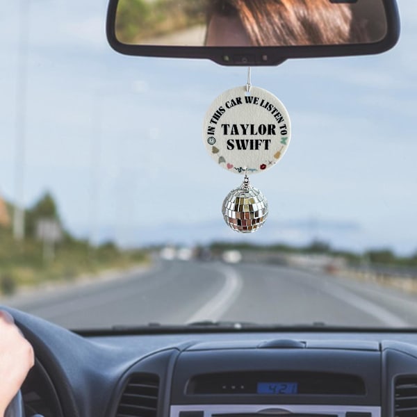 TÄSSÄ AUTOSSA KUUNNELLAAN TAYLOR SWIFTIA  Disco-pallo riipus