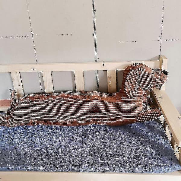 Søt klemmekos med kortbeint Dachshund-pute