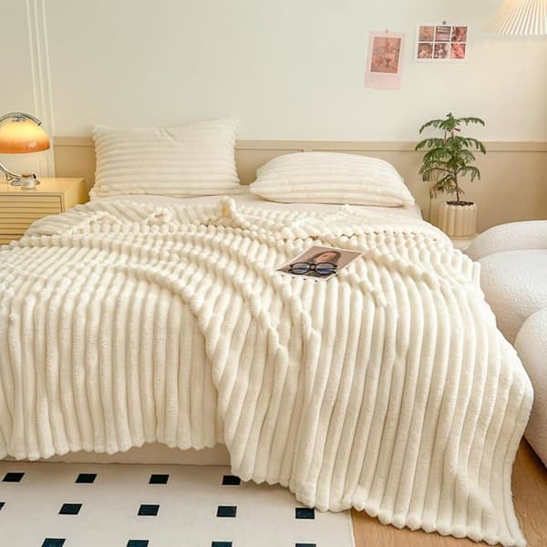 Teppe/sengeteppe - stripete design - 330 g/m² mikrofiber - 150 x 200 cm - beige
