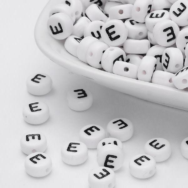 100 kpl Valkoisia akryylihelmiä "E" mustalla tekstillä