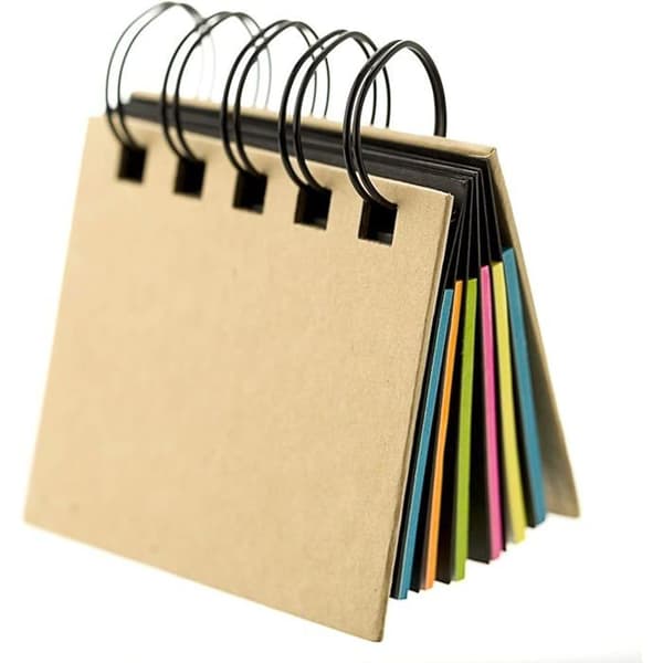 Sæt med 2 mini spiralindbundne notebøger lavet af genanvendelige materialer med sticky notes i 5 farver