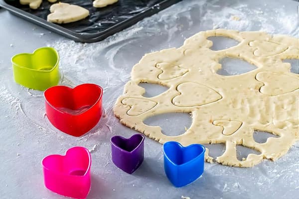 Sæt med seks plastik blomsterformede kageudstikkere