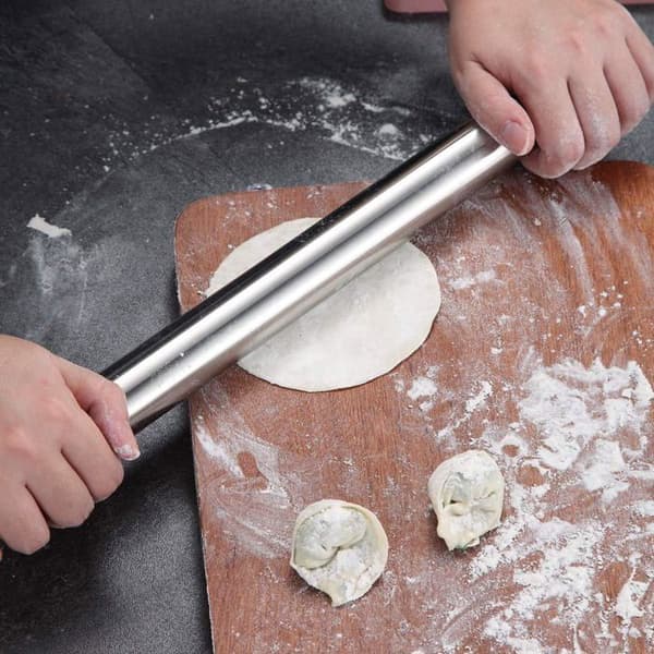Kagerulle i rustfrit stål, perfekt til bagning af pizzaer og kiks, en ideel gave til konditorer.