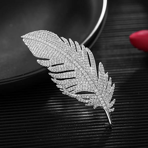 Strass Fjäder Broschnål Mode Kristall Delikat Kavajnålar Eleganta Klänningstillbehör Smycken Boutonniere Corsage för Hatt Väska Kostym Bröllop Silver
