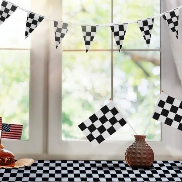 Fødselsdagsdekorationssæt med racer-tema, 10 ternede flag, 9,7 m guirlande, 2 duge, sort og hvid