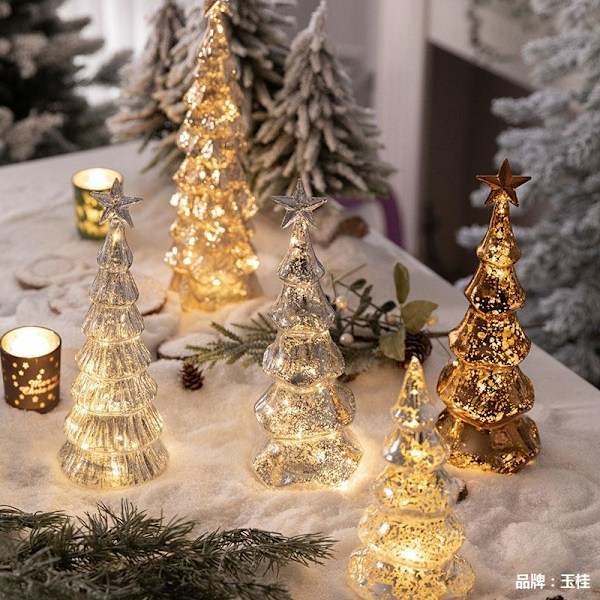 Fargerike lys, juletreformer, festlige borddekorasjoner skaper en varm og glad julestemning 25cm A4