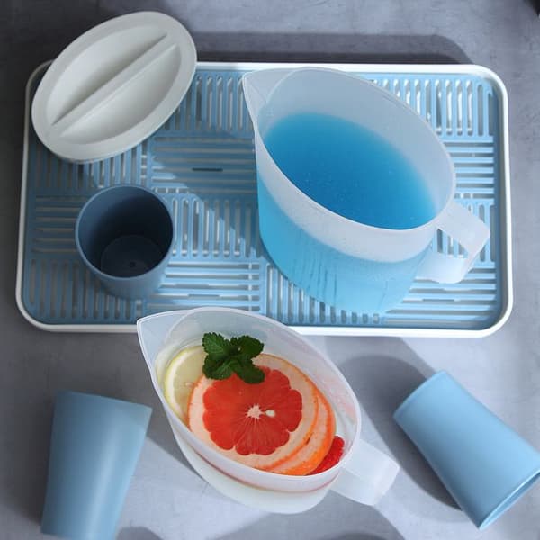 Kanne laget av solid og uknuselig plast med lokk, BPA-fri